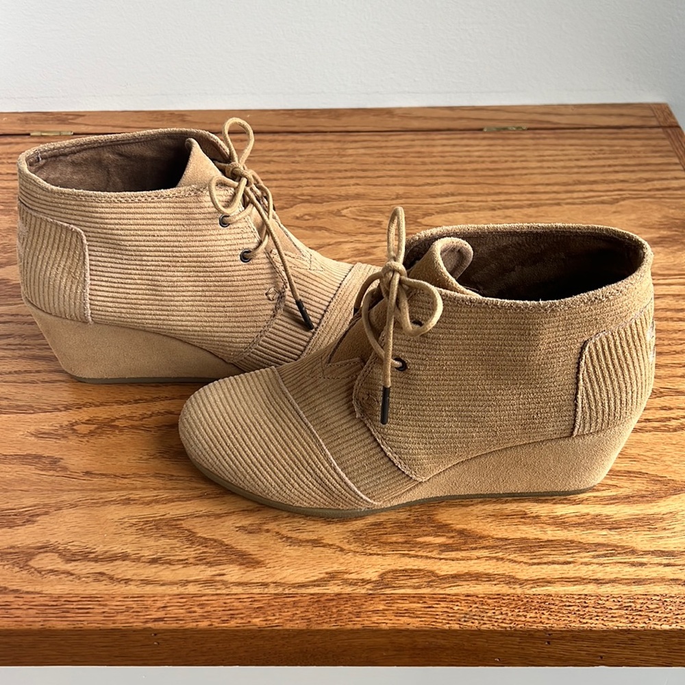EUC - TOMS Brown Sugar Suede Corduroy Wedge Booties. Size 9.5 Lace Up - Picture 4 of 11